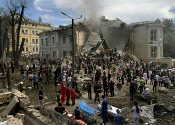 Rescuers clear rubble at the Ohmatdyt children's hospital following a missile attack in Kyiv. ©AFP