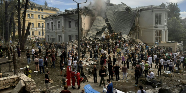 Rescuers clear rubble at the Ohmatdyt children's hospital following a missile attack in Kyiv. ©AFP