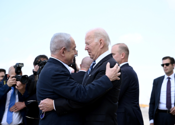 Benjamin Netanyahu and Joe Biden hugged when the US president visited Israel after the October 7 attacks  / ©AFP