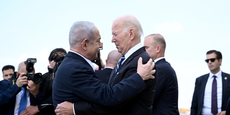 Benjamin Netanyahu and Joe Biden hugged when the US president visited Israel after the October 7 attacks  / ©AFP