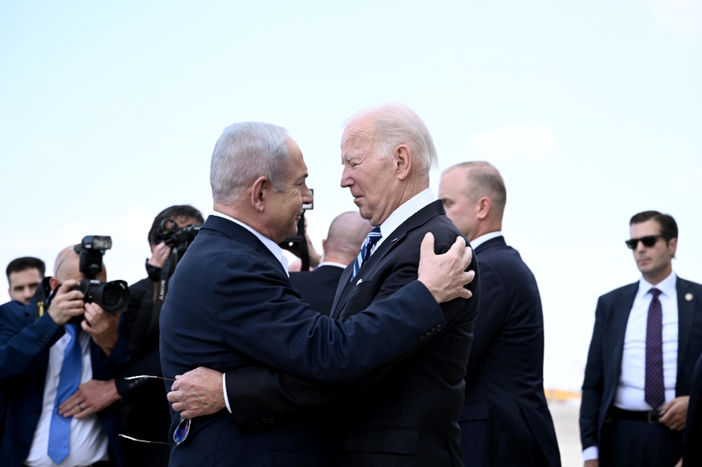 Benjamin Netanyahu and Joe Biden hugged when the US president visited Israel after the October 7 attacks  / ©AFP