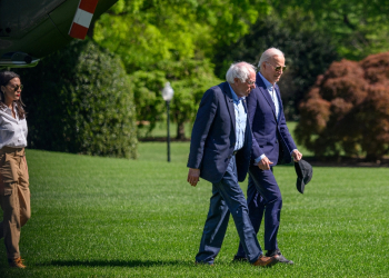 US President Joe Biden walks with Senator Bernie Sanders on the South Lawn of the White House in Washington, DC, in April 2024 / ©AFP