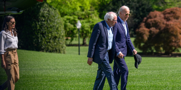 US President Joe Biden walks with Senator Bernie Sanders on the South Lawn of the White House in Washington, DC, in April 2024 / ©AFP