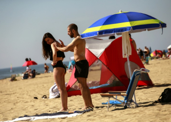 US dermatologists are tackling harmful sunscreen misinformation. ©AFP