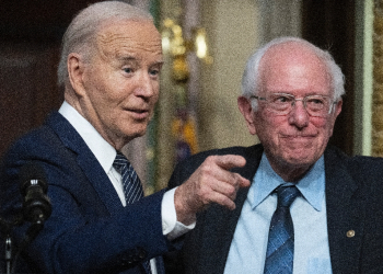 US President Joe Biden gestures as Senator Bernie Sanders, Independent from Vermont, looks on at the White House in April 2024 / ©AFP