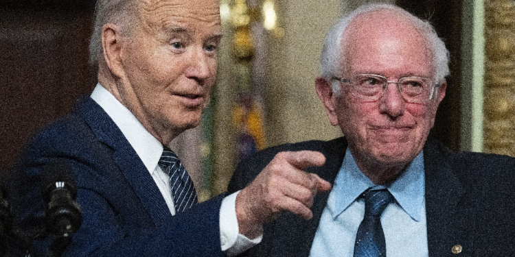 US President Joe Biden gestures as Senator Bernie Sanders, Independent from Vermont, looks on at the White House in April 2024 / ©AFP