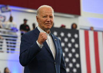 US President Joe Biden arrives to speak during a campaign event at Renaissance High School in Detroit, Michigan / ©AFP