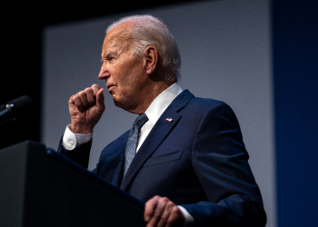 US President Joe Biden participates in an economic summit with Representative Steven Horsford (D-NV) / ©AFP