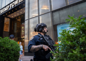 Law enforcement stand guard outside of Trump Tower in New York City after the rally shooting / ©AFP