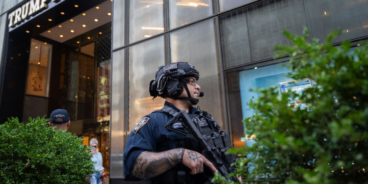 Law enforcement stand guard outside of Trump Tower in New York City after the rally shooting / ©AFP