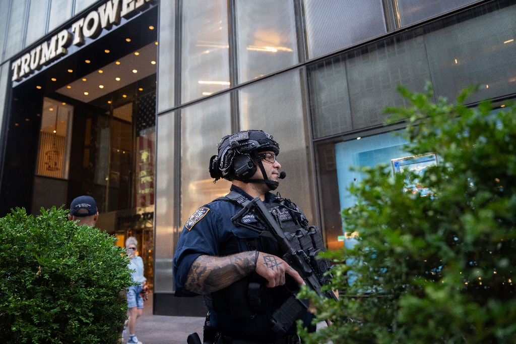 Law enforcement stand guard outside of Trump Tower in New York City after the rally shooting / ©AFP