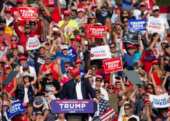 Former US President Donald Trump speaking moments before shots were fired at a rally in Pennsylvania / ©AFP