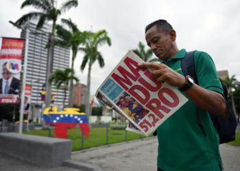 A man reads a newspaper in Caracas on July 29, 2024, a day after the Venezuelan presidential election. ©AFP