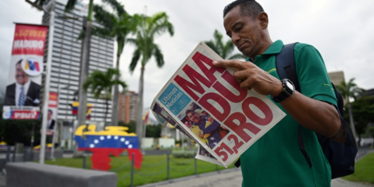 A man reads a newspaper in Caracas on July 29, 2024, a day after the Venezuelan presidential election. ©AFP