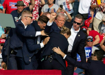 Republican presidential candidate Donald Trump surrounded by Secret Service agents after an assassination attempt in Butler, Pennsylvania. ©AFP