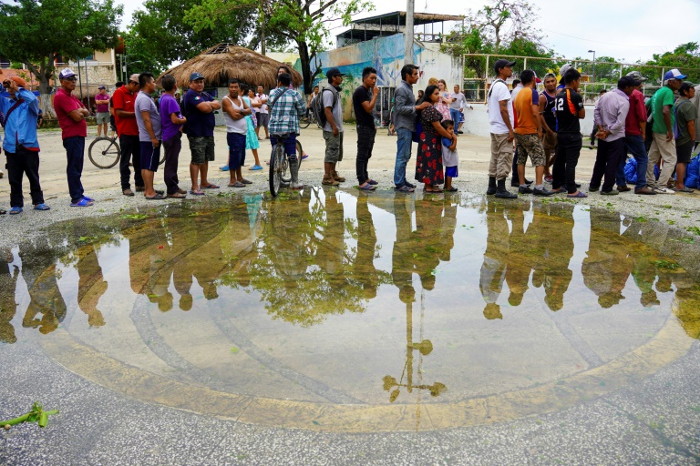 Residents in Tulum, Mexico, queue to receive food rations provided by the Mexican army following the passage of Hurricane Beryl . ©AFP