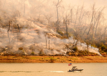 An out-of-control fire in northern California has promoted warnings for thousands of people to flee. ©AFP