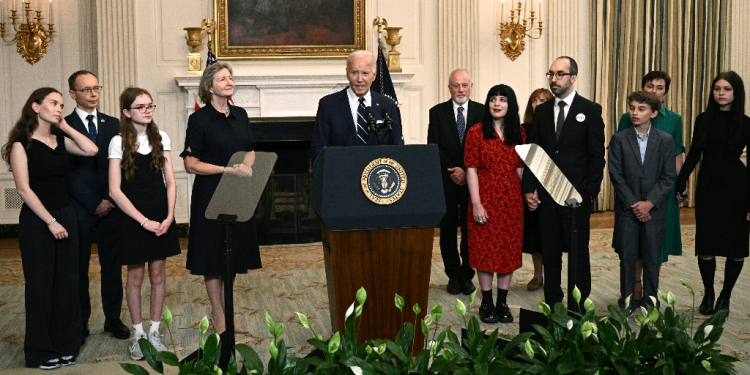 US President Joe Biden, standing alongside family members of the freed prisoners, speaks about the prisoner exchange with Russia, in the State Dining Room of the White House in Washington, DC, on August 1, 2024. Biden hailed the prisoner swap with Russia that saw the return of US journalist Evan Gershkovich and former US Marine Paul Whelan on Thursday as a feat of diplomacy that has ended their agony. / ©AFP