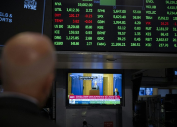 A television on the floor of the New York Stock Exchange carries live remarks by Federal Reserve chair Jerome Powell, who said at a symposium in Jackson Hole, Wyoming that 'the time has come' to cut US interest rates. ©AFP