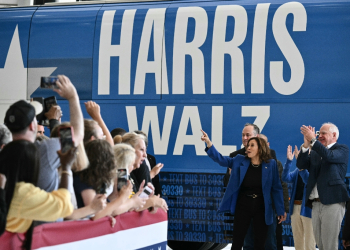 US Vice President Kamala Harris, Second Gentleman Douglas Emhoff and Minnesota Governor Tim Walz wave to supporters at Pittsburgh International Airport on August 18, 2024 / ©AFP