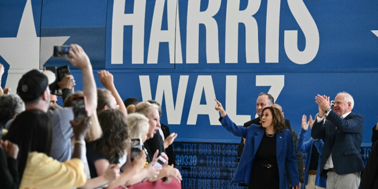 US Vice President Kamala Harris, Second Gentleman Douglas Emhoff and Minnesota Governor Tim Walz wave to supporters at Pittsburgh International Airport on August 18, 2024 / ©AFP