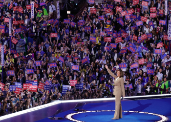 Delegates cheer as US Vice President and 2024 Democratic presidential candidate Kamala Harris makes a brief appearance at the start of the Democratic National Convention / ©AFP