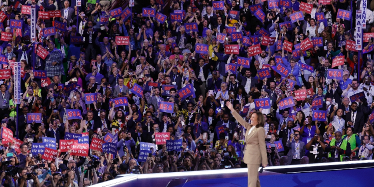 Delegates cheer as US Vice President and 2024 Democratic presidential candidate Kamala Harris makes a brief appearance at the start of the Democratic National Convention / ©AFP