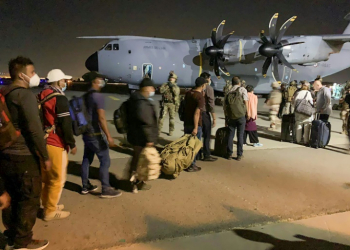 Tens of thousands of Afghans scrambled to leave the country in the chaotic evacuation of August 2021. ©AFP