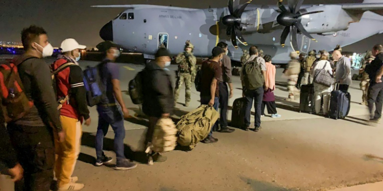 Tens of thousands of Afghans scrambled to leave the country in the chaotic evacuation of August 2021. ©AFP