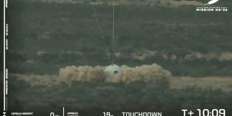 The capsule reentered the atmosphere, deployed its parachutes and landed in the desert with a puff of sand. ©AFP