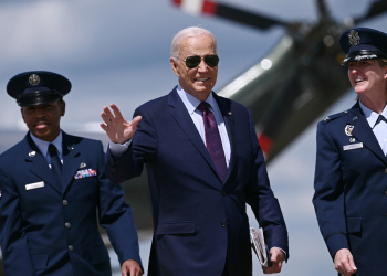 US President Joe Biden (C) is welcomed by Air Force Colonel Angela Ochoa (R) as he arrives to board Air Force One at Joint Base Andrews in Maryland on August 19, 2024. The Bidens are travelling to Chicago for the Democratic National Convention / ©AFP