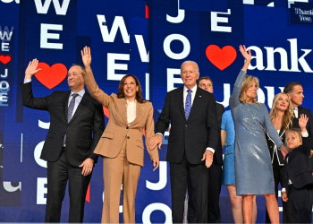 In an emotional speech, US President Joe Biden (C) chronicled the highlights of his time in the White House, heaping praise on his Vice President Kamala Harris / ©AFP