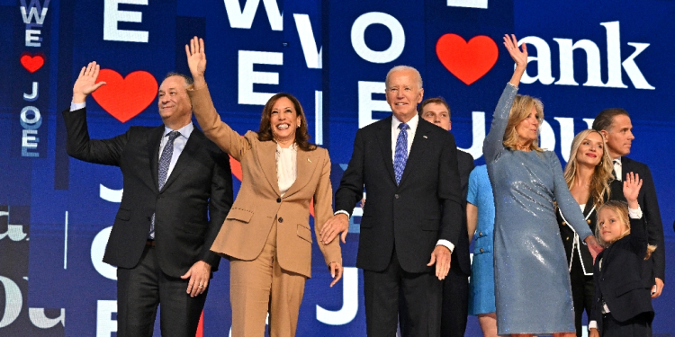 In an emotional speech, US President Joe Biden (C) chronicled the highlights of his time in the White House, heaping praise on his Vice President Kamala Harris / ©AFP