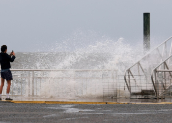 A wave crashes ashore in Cedar Key, Florida amid preparations for the arrival of Hurricane Debby. ©AFP