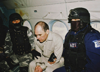 Osiel Cardenas Guillen in custody of Mexican agents during his extradition to the United States in 2007. ©AFP