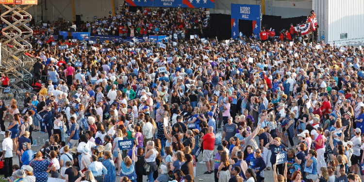 Live footage and photos from numerous media outlets, including AFP, showed the crowd of supporters, who packed an airfield hangar and spilled onto the tarmac  / ©AFP