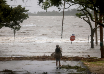 Florida Governor Ron DeSantis said that some 250,000 residents in his state were without power as of Monday morning. ©AFP