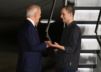 Journalist Evan Gershkovich is welcomed by US President Joe Biden and Vice President Kamala Harris as he arrives at Joint Base Andrews in Maryland on August 1, 2024 / ©AFP