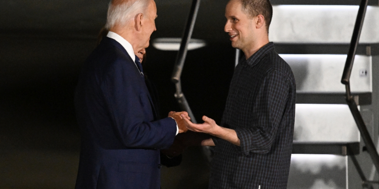 Journalist Evan Gershkovich is welcomed by US President Joe Biden and Vice President Kamala Harris as he arrives at Joint Base Andrews in Maryland on August 1, 2024 / ©AFP