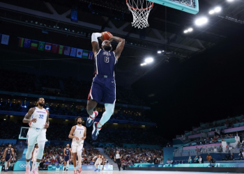 Team USA superstar LeBron James throws down a dunk in a victory over Puerto Rico in group play at the Paris Olympics. ©AFP