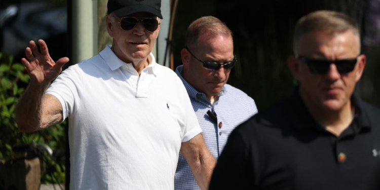 US President Joe Biden waves as he departs the beach on August 10, 2024, in Rehoboth Beach, Delaware. / ©AFP