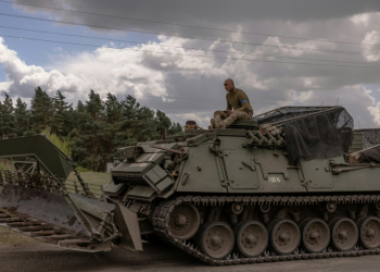 Ukrainian servicemen operate an armoured military vehicle in the Sumy region, near the border with Russia. ©AFP