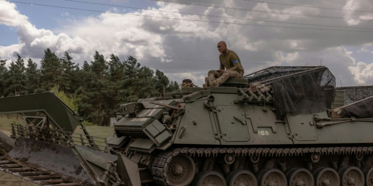 Ukrainian servicemen operate an armoured military vehicle in the Sumy region, near the border with Russia. ©AFP