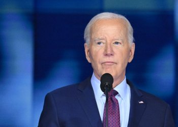 US President Joe Biden does a sound check before his speech at the Democratic National Convention (DNC) in Chicago / ©AFP