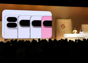 Google's Shenaz Zack (L) and Kenny Sulaimon demonstrate features of the new Google Pixel phones in Mountain View, California. ©AFP