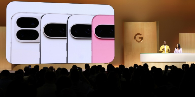 Google's Shenaz Zack (L) and Kenny Sulaimon demonstrate features of the new Google Pixel phones in Mountain View, California. ©AFP