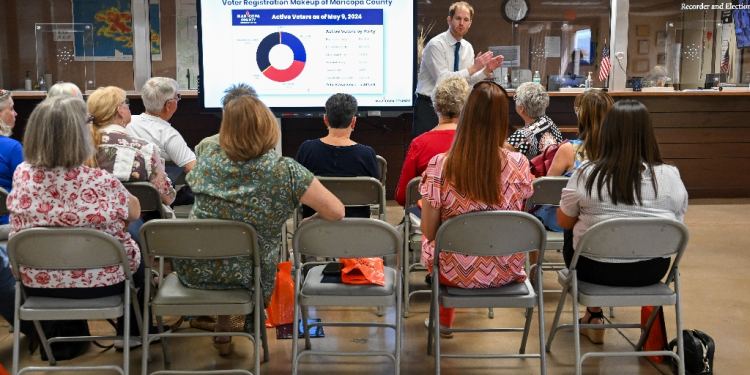 Maricopa County Recorder Stephen Richer talks with members of a Republican women's club during a tour of the Maricopa County Tabulation and Election Center (MCTEC) in Phoenix, Arizona / ©AFP