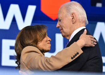 US President Joe Biden hugged US Vice President and 2024 Democratic presidential candidate Kamala Harris after his speech / ©AFP