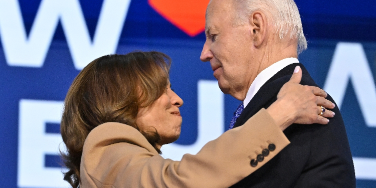 US President Joe Biden hugged US Vice President and 2024 Democratic presidential candidate Kamala Harris after his speech / ©AFP