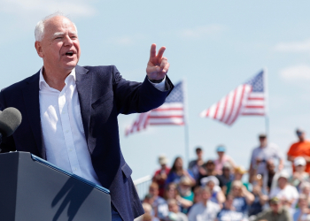 Tim Walz faces a flood of misinformation ahead of the November election. / ©AFP